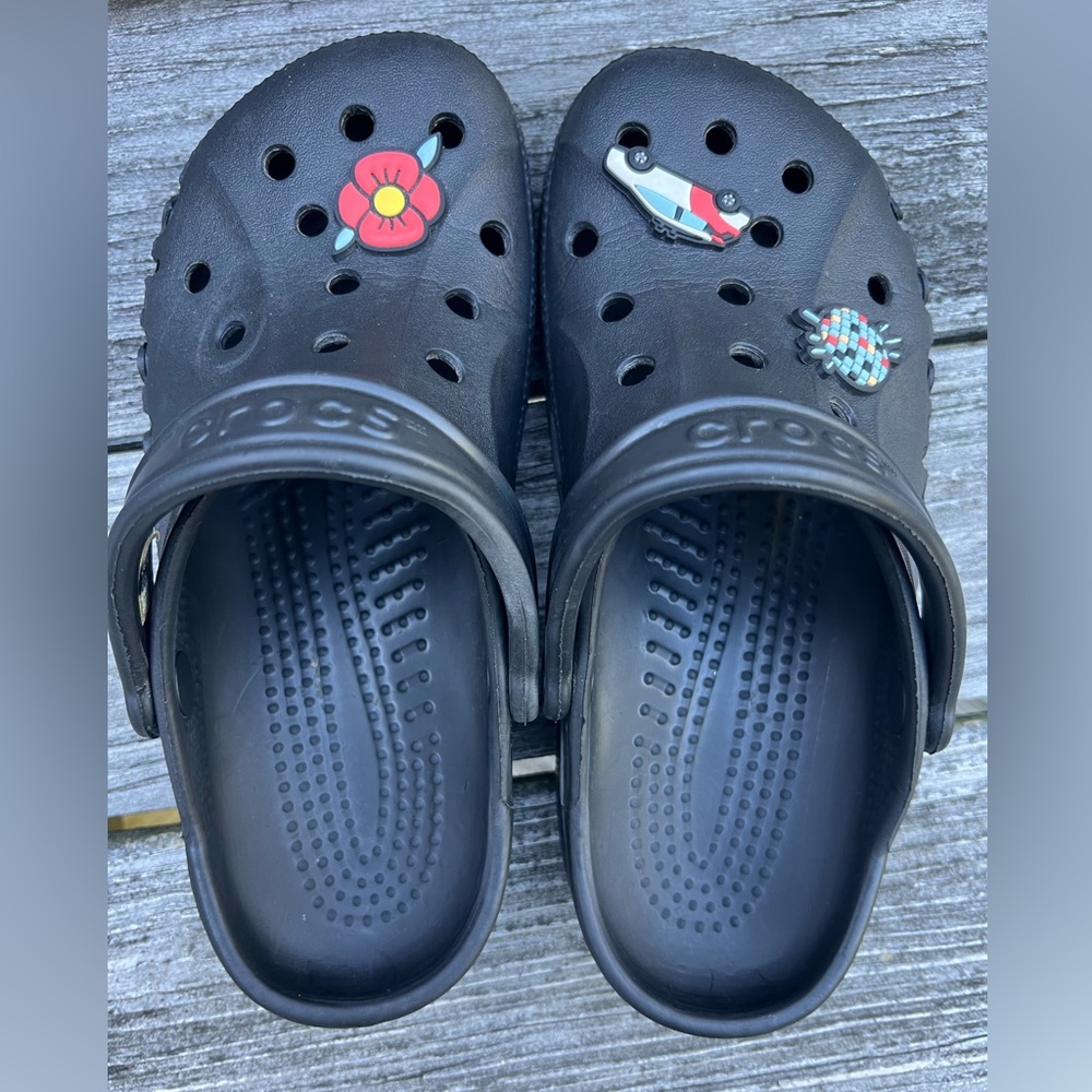 CROCS CLASSIC CLOGS with Charms - Unisex Men’s Size 5, Women’s Size 7, Black